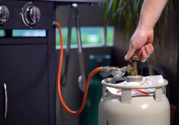 Gasflasche an den Grill anschließen - Grillstar.de