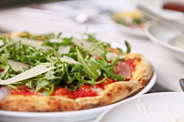 Pizza mit Rucola und Parmaschinken Rezept - Grillstar.de