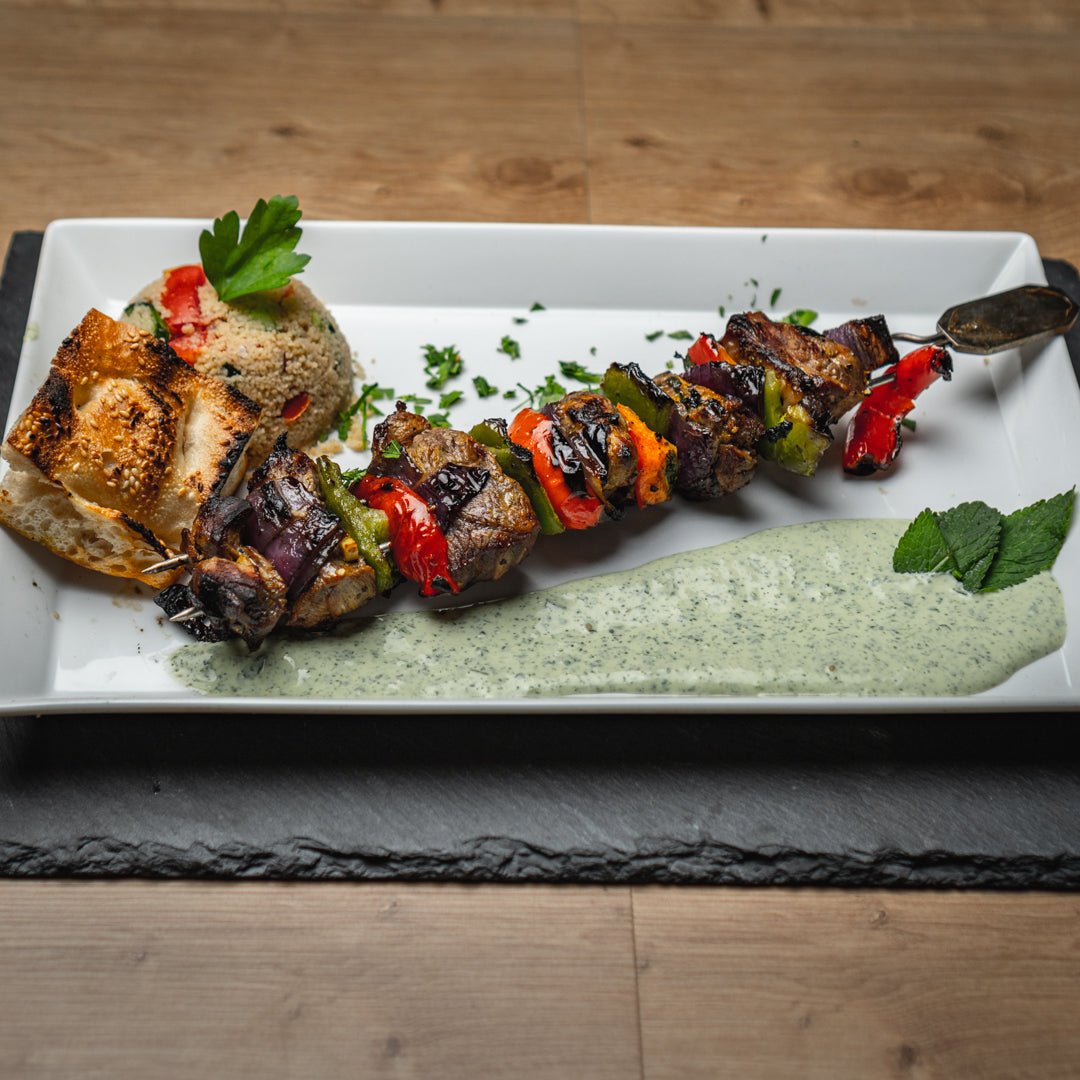 Rezept: Shish Kebab (Lamm) mit Minzquark und Couscoussalat - Grillstar.de