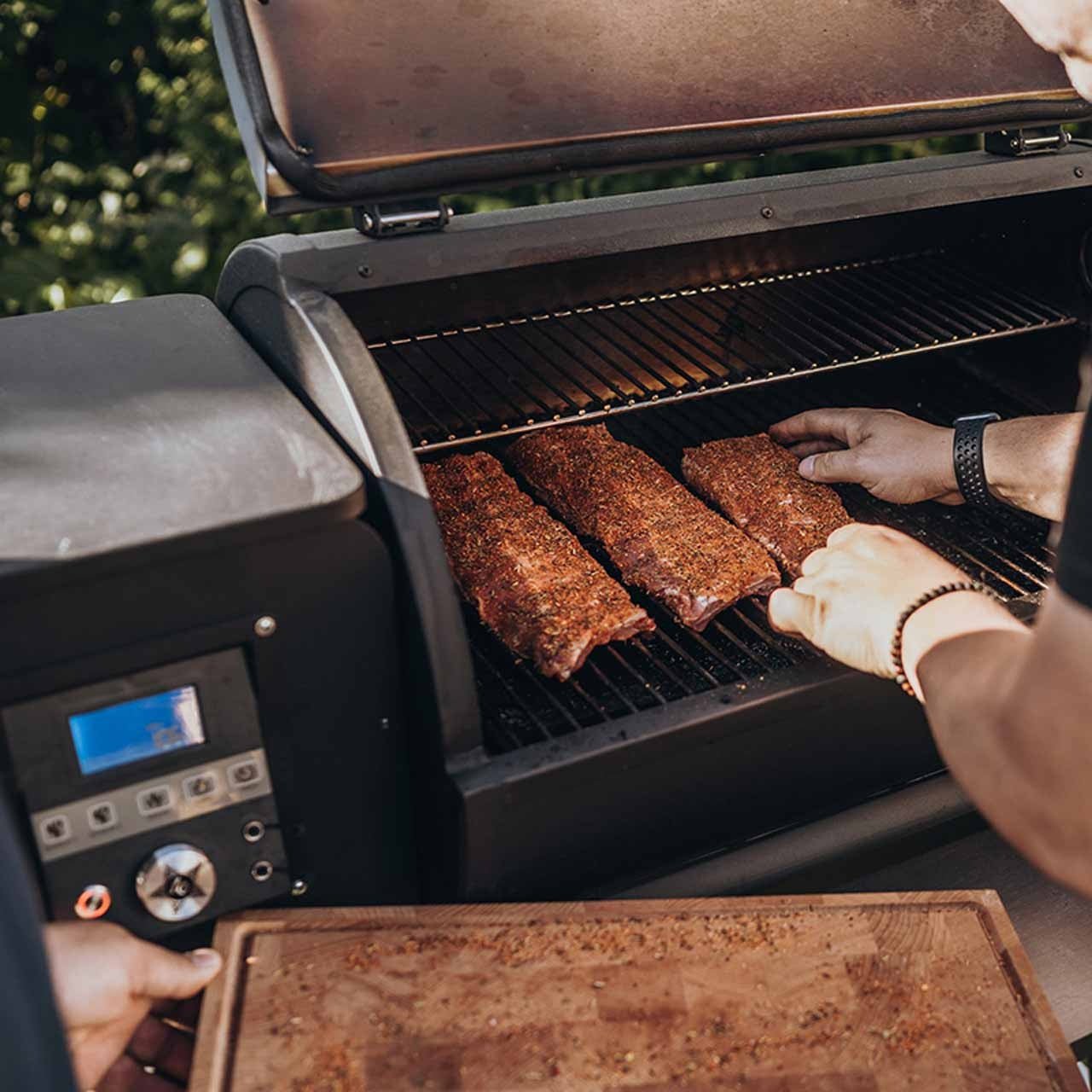 Moesta Sheriff Pelletgrill, inkl. Ablagebrett PaperPlank schwarz & Halterungen, 66 x 44 cm Grillfläche - Grillstar.deMoesta Sheriff Pelletgrill, inkl. Ablagebrett PaperPlank schwarz & Halterungen, 66 x 44 cm GrillflächeMoestaGrillstar.de198834260664772552