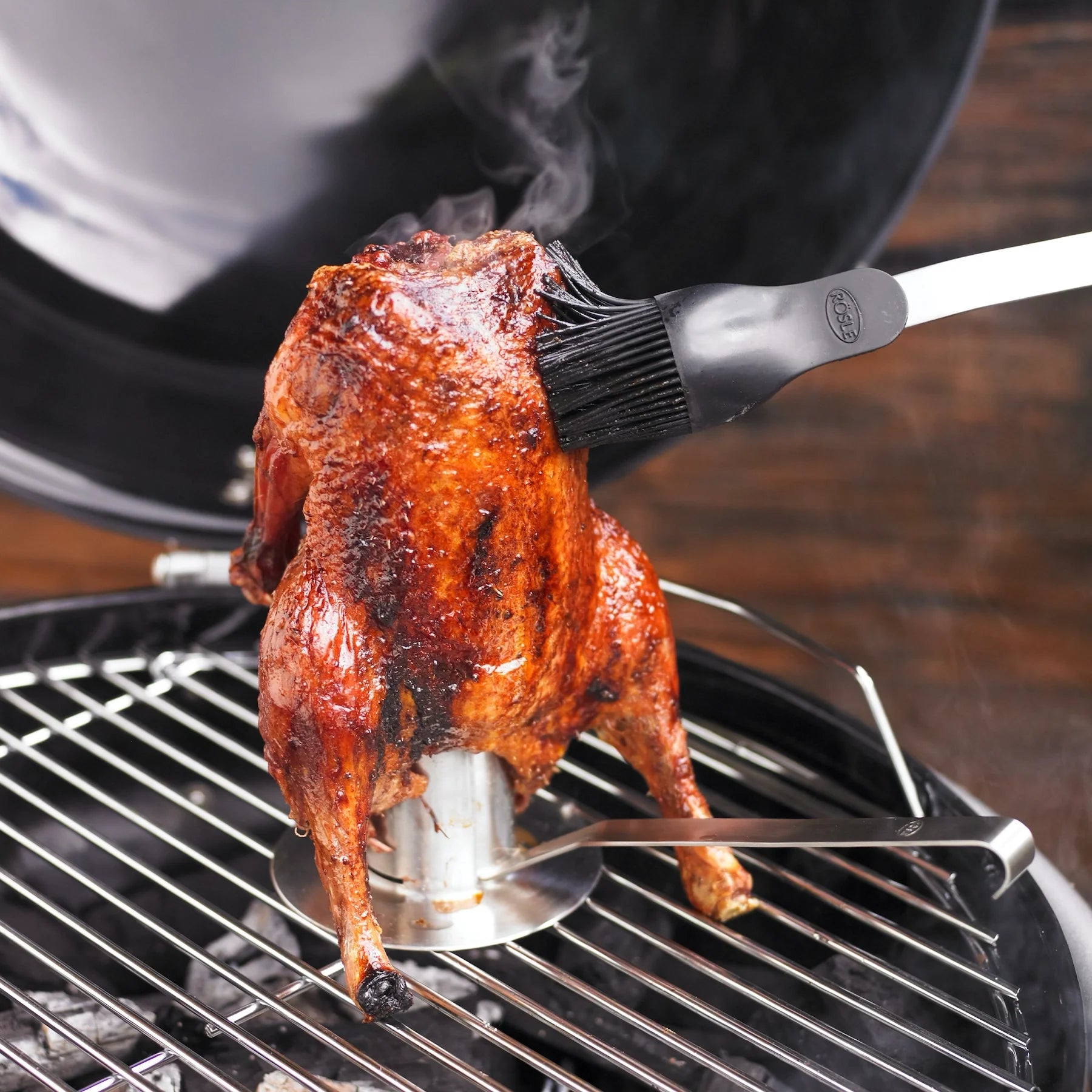 Moodbild Rösle Hähnchenbräter. Bierhähnchen auf dem Grill