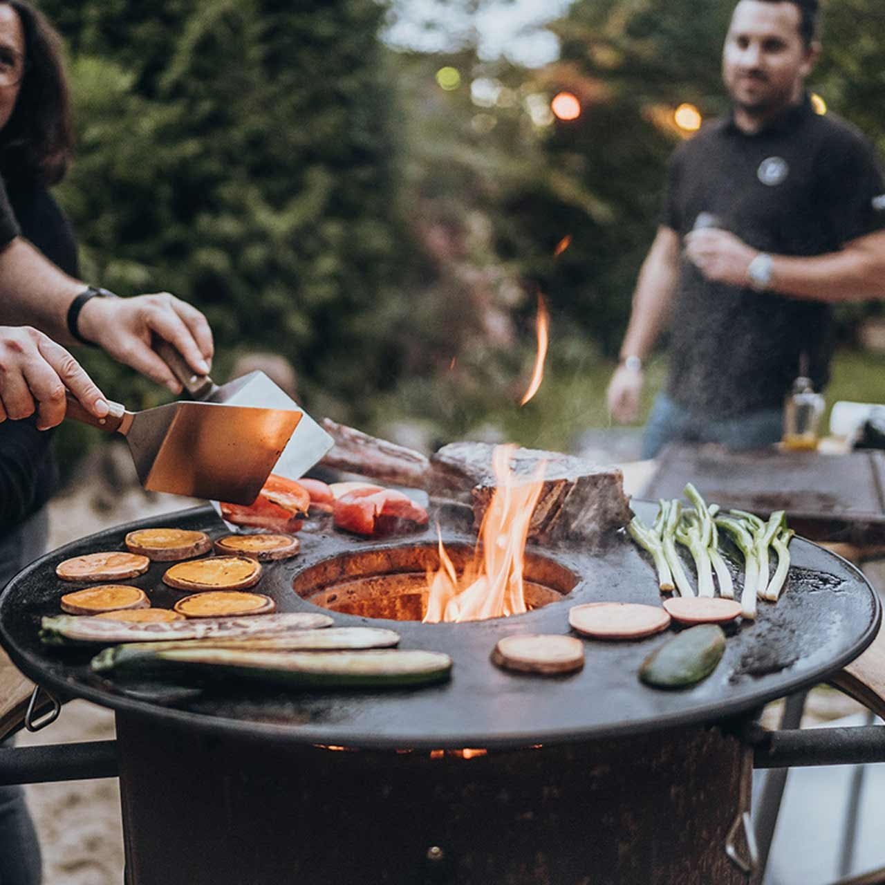 Moesta Bandit FirePlace inkl. Ablagen PaperPlank, schwarz & BBQ - Disk - Grillstar.deMoesta Bandit FirePlace inkl. Ablagen PaperPlank, schwarz & BBQ - DiskMoestaGrillstar.de199304260664772569